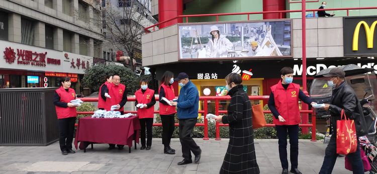 【光明先锋】我为群众发口罩 全民防疫更牢靠